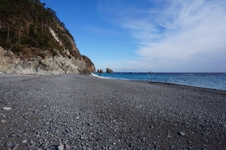 漉磯海岸へ砂利.jpg